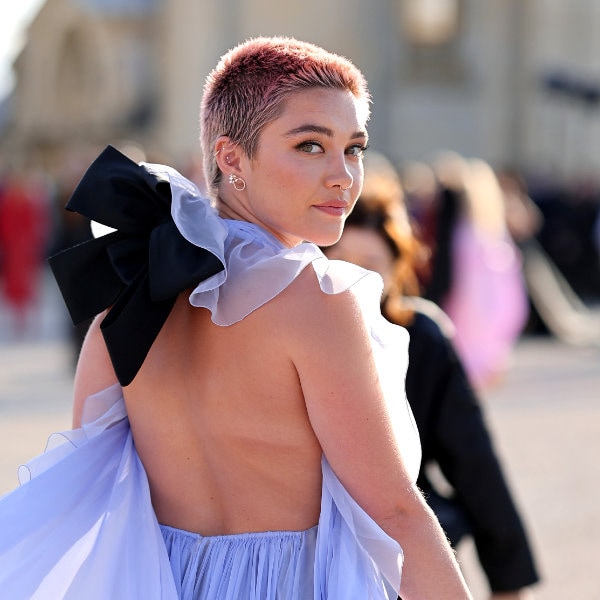 El radical cambio que Florence Pugh ha estrenado en París: ¡pelo rosa y vestidazo transparente!