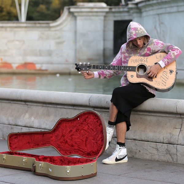 Justin Bieber sorprende a Hailey Baldwin con un inesperado concierto en las calles de Londres