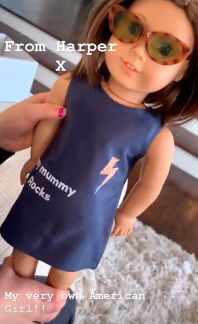 ¡Todo ternura! Harper regala a su madre una 'mini Victoria Beckham' idéntica a ella