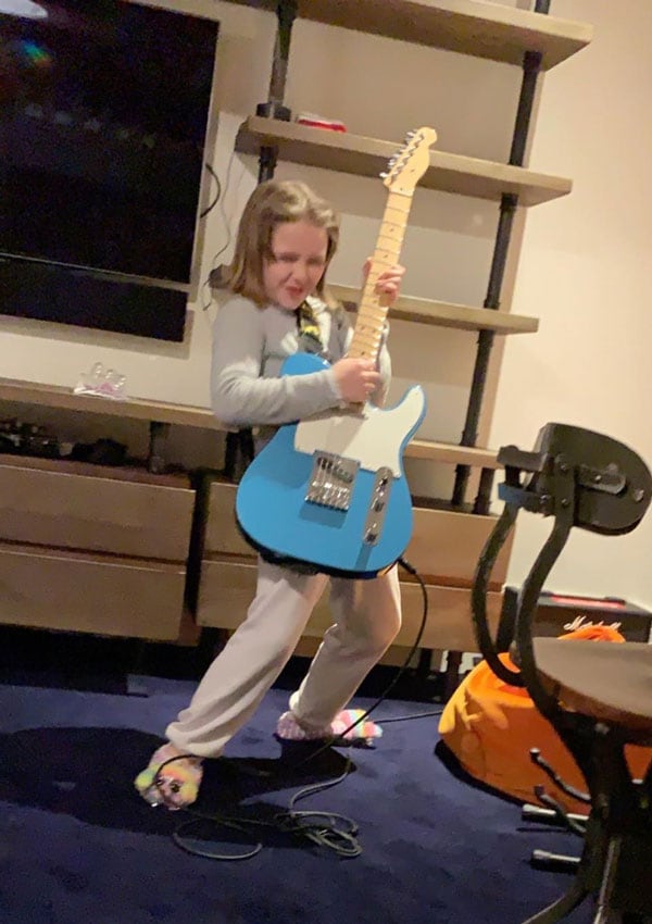 Harper Beckham tocando la guitarra