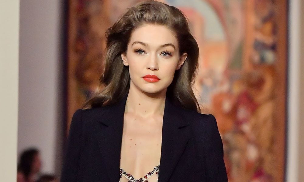 Gigi Hadid desfilando para Lanvin otoño-invierno 2020/2021