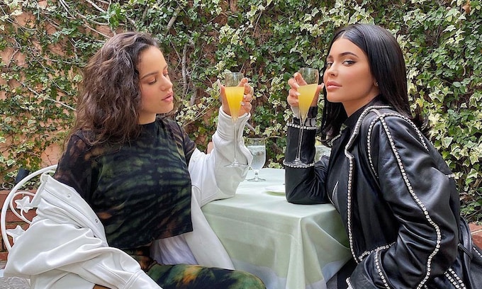 Kylie Jenner y Rosalía tomando mimosas