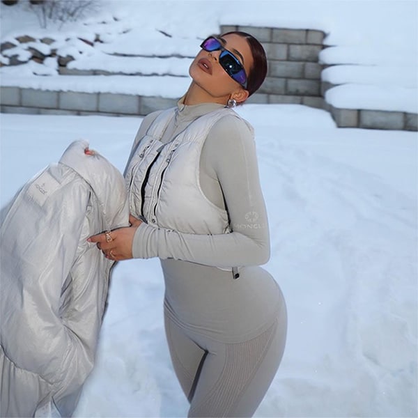 Caídas, compras sin fin, Stormi 'snowboarder'... La escapada de las hermanas Jenner a la nieve