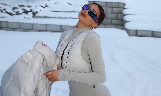 Caídas, compras sin fin, Stormi 'snowboarder'... La escapada de las hermanas Jenner a la nieve