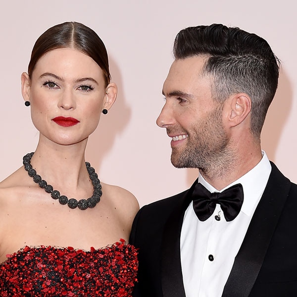 Adam Levine, Behati Prinsloo y sus hijas posan a juego con estos maxivestidos 💘