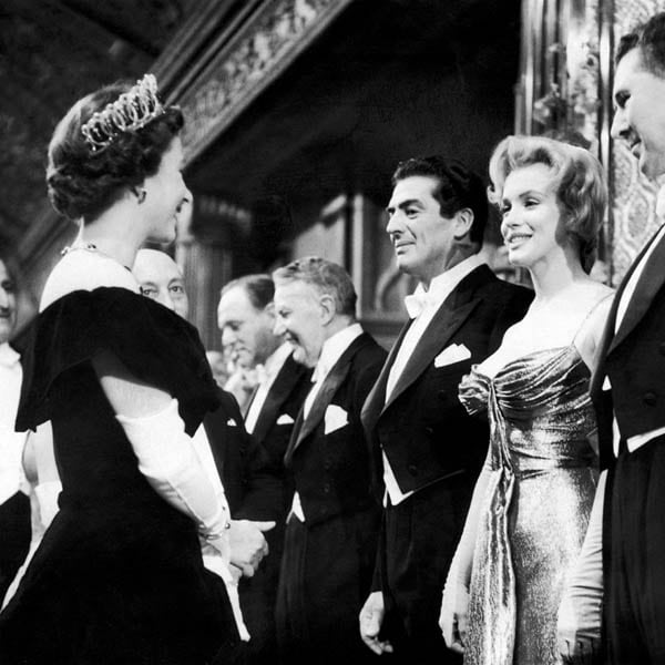 El 'momentazo' entre la reina Isabel II y Marilyn Monroe se hace viral 65 años después