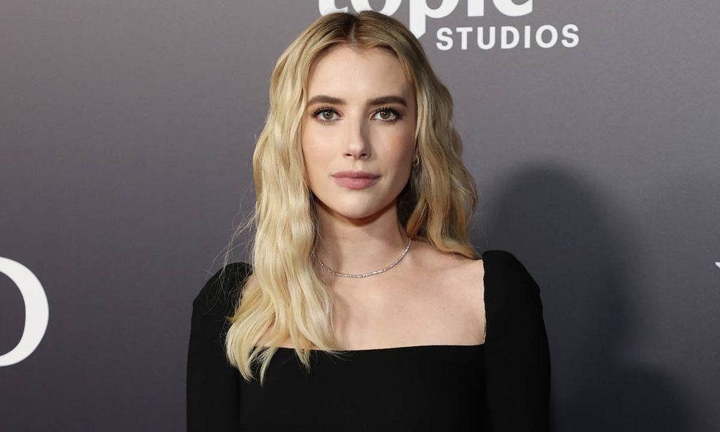 Emma Roberts con vestido negro