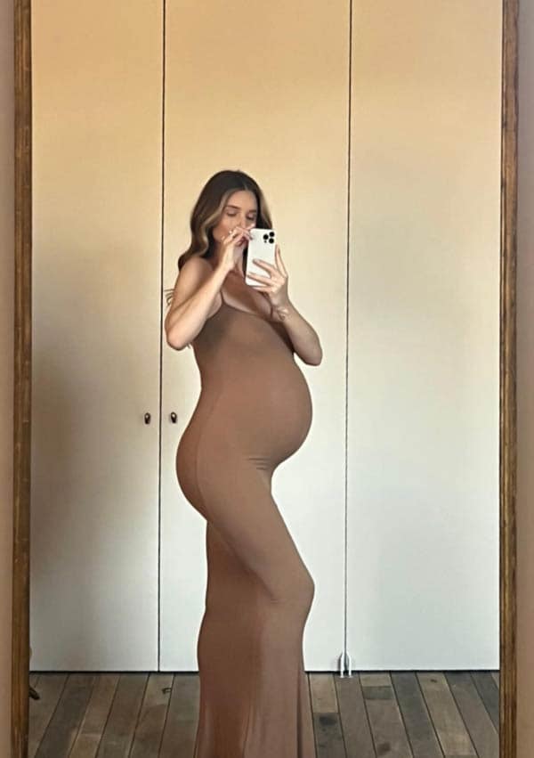 Rosie Huntington-Whiteley posa embarazada con vestido entallado de tirantes 