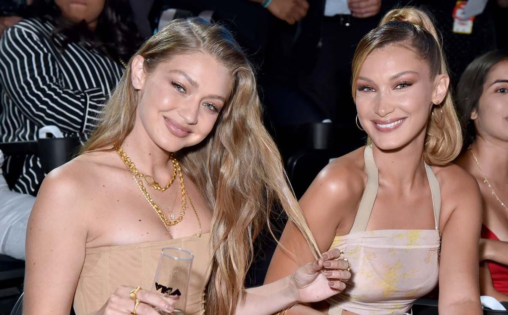 Gigi y Bella Hadid regresan versionando la campaña más atrevida de Claudia Schiffer