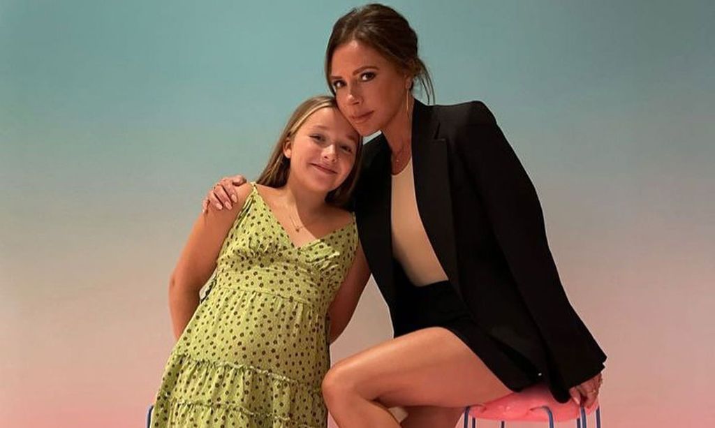 Victoria y Harper Beckham en un taburete