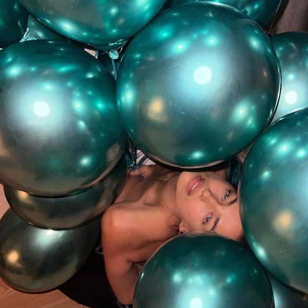 En lencería y cubierta de globos: así ha celebrado Irina Shayk sus 37 años