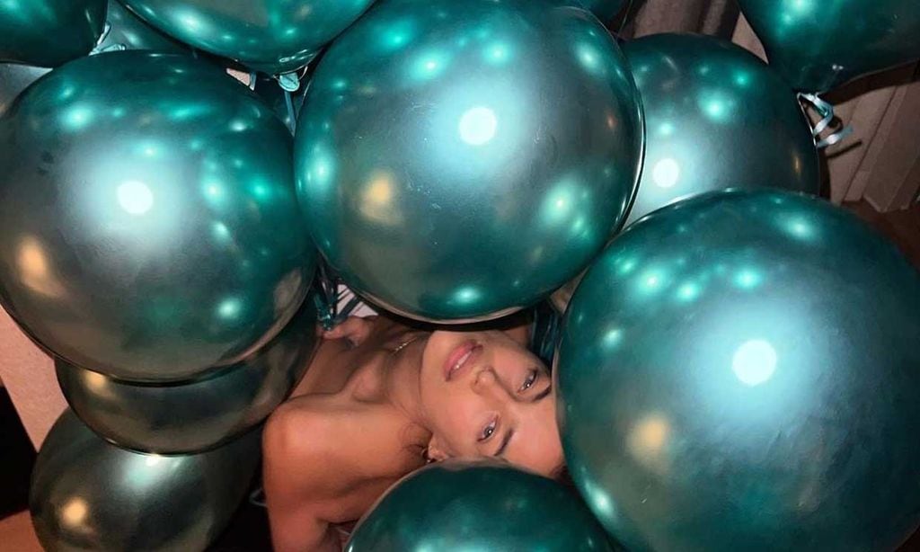 En lencería y cubierta de globos: así ha celebrado Irina Shayk sus 37 años