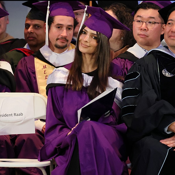 ¿Se ha graduado Emily Ratajkowski? El inspirador discurso que ha recibido cientos de aplausos