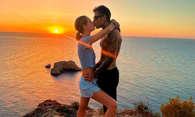 Beso entre Chiara Ferragni y Fedez en Ibiza