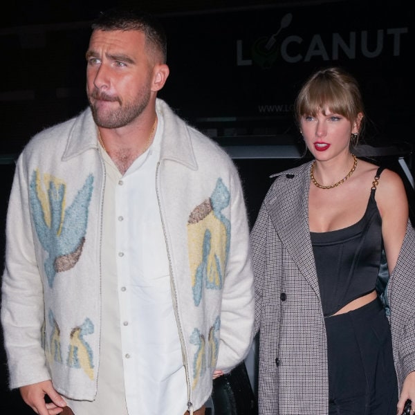 Taylor Swift y Travis Kelce ya no se esconden y pasean juntos de la mano en Nueva York