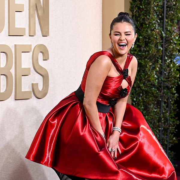 Selena Gomez protagoniza el beso más esperado de la fiesta de los Globos de Oro, ¡fuera de cámara!