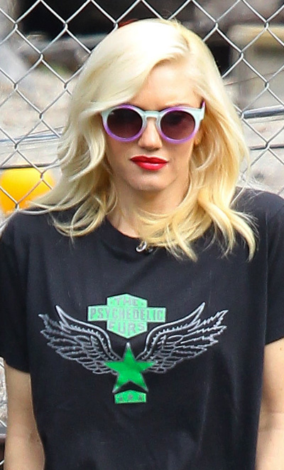 Gwen Stefani, con gafas de colores