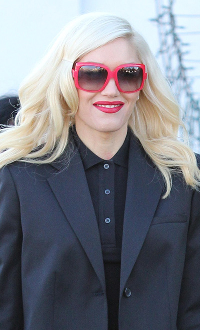 Gwen Stefani, con gafas de colores