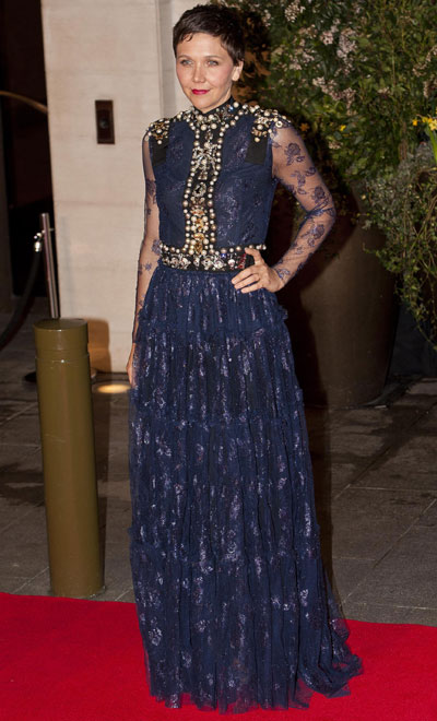Maggie Gyllenhaal, con vestido azul oscuro y detalles de encahe