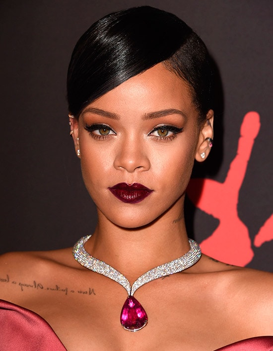 Rihanna, con los labios en burdeos