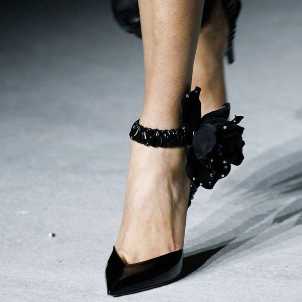 'Ankle cuffs' o la forma más femenina de convertir tus zapatos en joyas