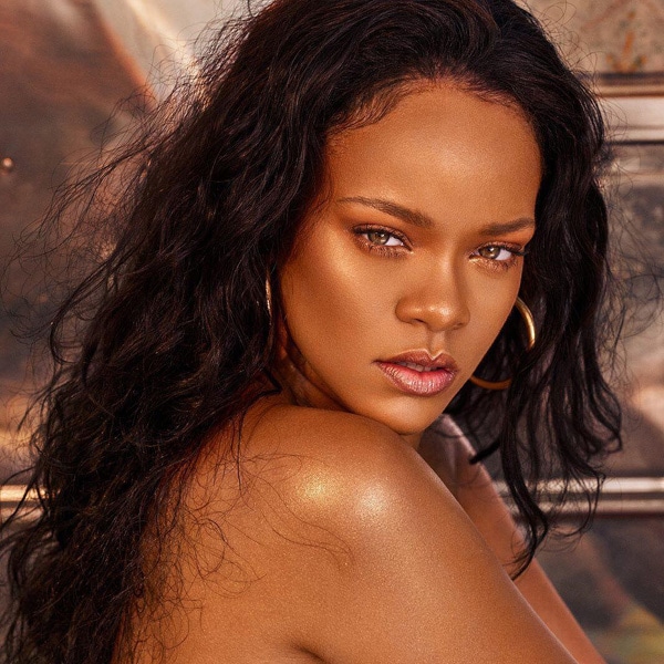 Olvida los polvos de sol: los 3 trucos de Rihanna para broncearte antes de verano