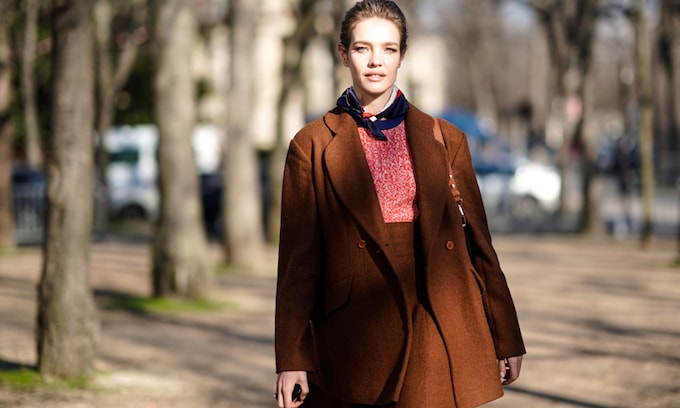 Las nuevas formas de llevar un conjunto 'total look', según el Street Style