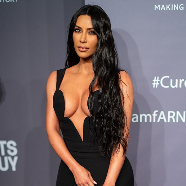 ¿Ha vuelto a recurrir Kim Kardashian a la cinta adhesiva para lucir escote?