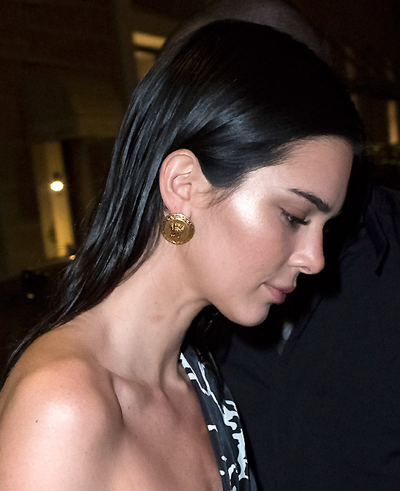 Kendall Jenner con pendientes dorados
