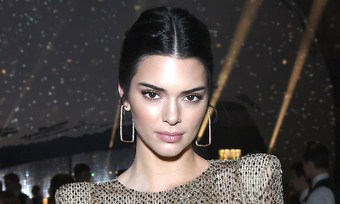Historia de un flechazo: Kendall Jenner y su interminable colección de pendientes dorados