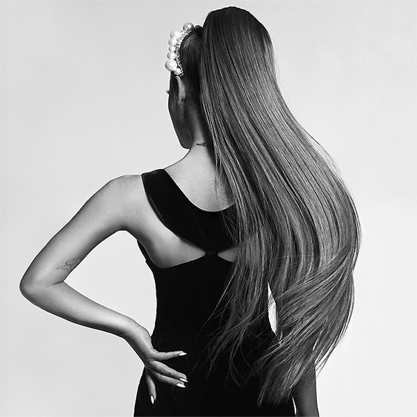 Ariana Grande revoluciona las redes sociales con su look inspirado en Audrey Hepburn