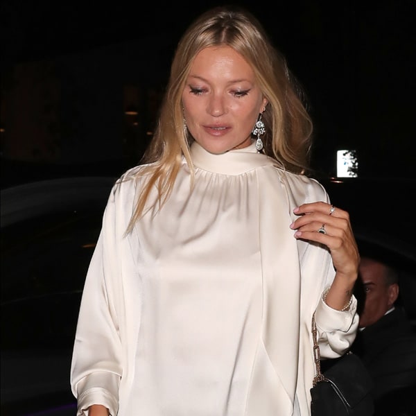 Solo Kate Moss podría llevar una blusa blanca como vestido de noche y acertar con su look