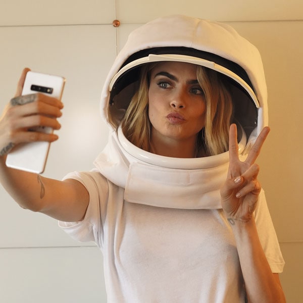 El 'selfie' espacial de Cara Delevingne y otras novedades que no te puedes perder