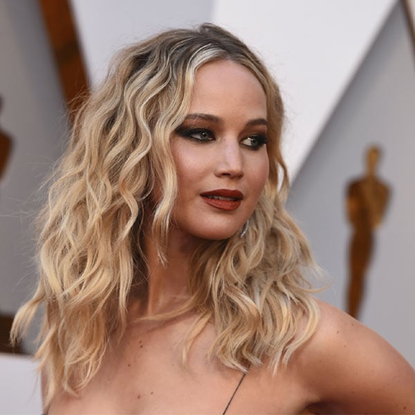 El abrigo camel de Jennifer Lawrence o cuando las actrices también repiten ropa