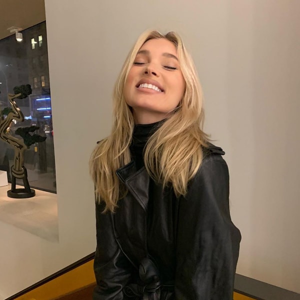 El truco de Elsa Hosk para reciclar unas botas de fiesta en un look de trabajo