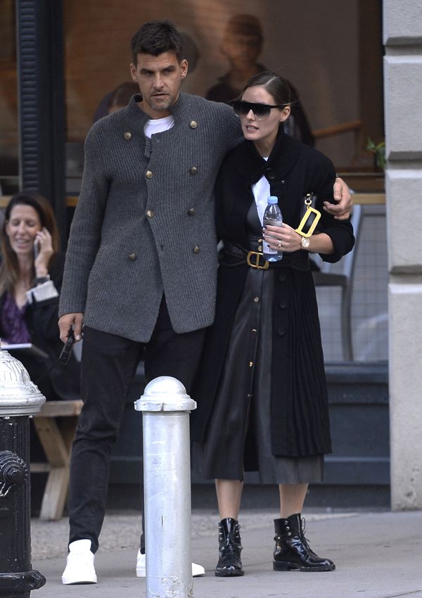 Historia de un flechazo: los botines militares que Olivia Palermo lleva con  pantalón y falda 'midi'
