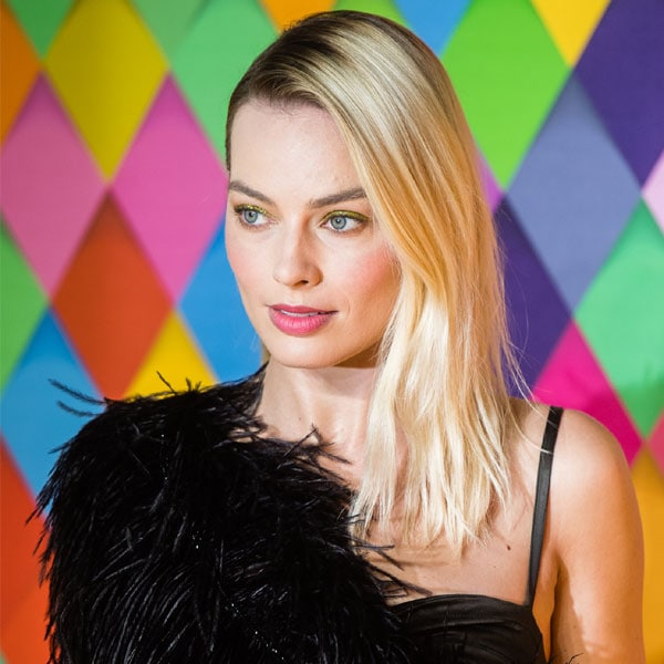 Los dos trucos de Margot Robbie para reinventar el clásico vestido de plumas