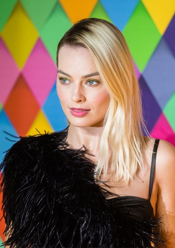  Los dos trucos de Margot Robbie para reinventar el clásico vestido de plumas