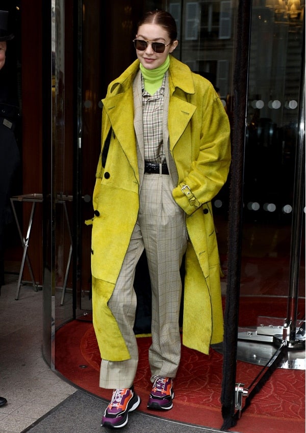 Pantalón ancho y zapatillas, el favorecedor look con el que abandonarás los  pitillos