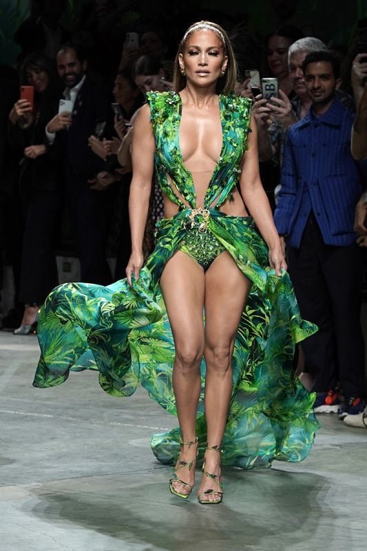 ¿Adivinas qué tienda se ha inspirado en el icónico 'jungle dress' de Jennifer López?