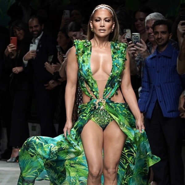 ¿Adivinas qué tienda se ha inspirado en el icónico 'jungle dress' de Jennifer López?