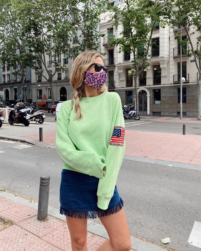 Cómo acertar al combinar minifalda y sudadera según María Pombo - Foto