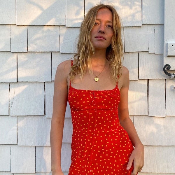 Por qué este es el vestido escotado que sienta bien a todas las chicas -  Foto