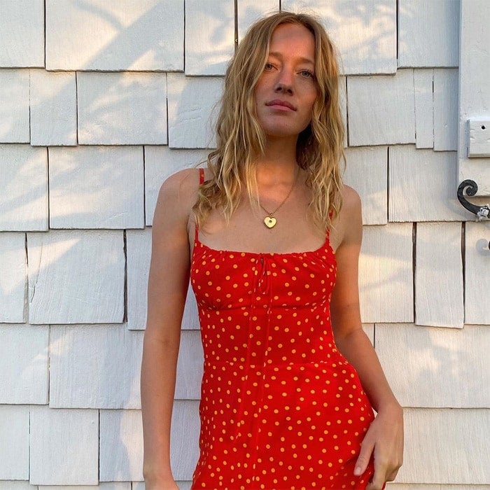 Por qué este es el vestido escotado que sienta bien a todas las chicas -  Foto