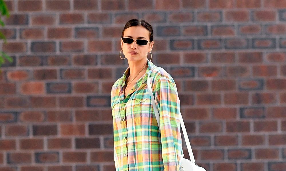 Camisa masculina y mallas de ciclista, el nuevo look que obsesiona a Irina Shayk