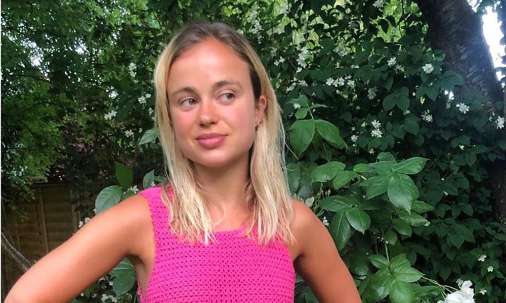 El mensaje solidario que Amelia Windsor lanza con su vestido de crochet