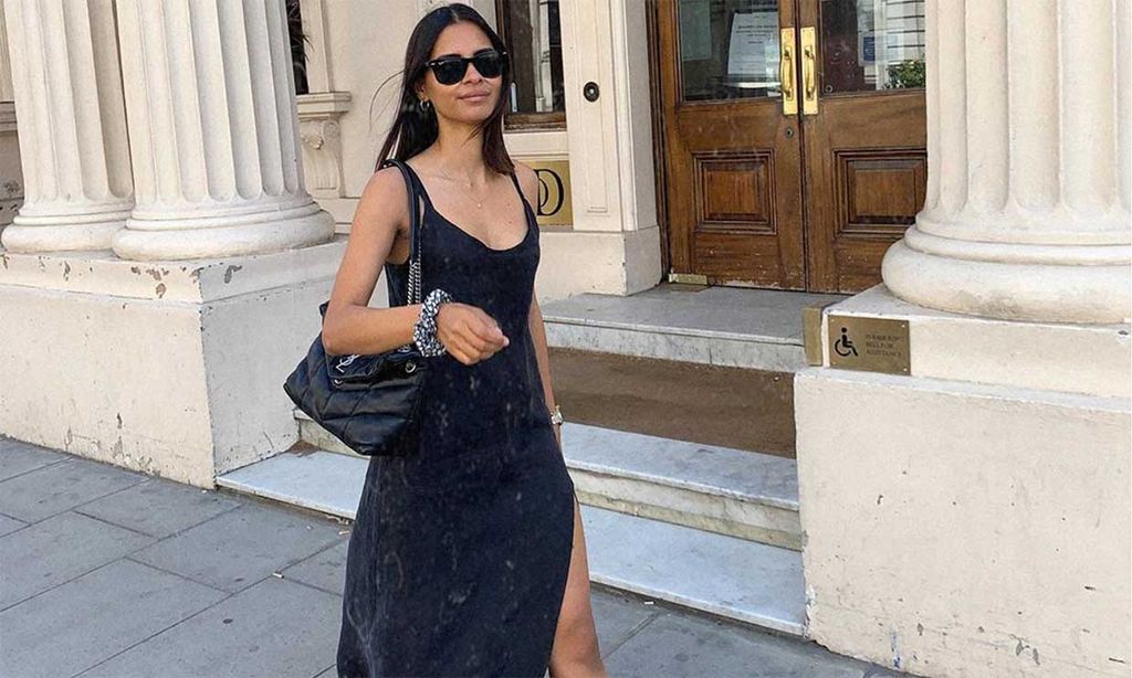 El look rápido con el que las expertas actualizan la mezcla vestido +  zapatillas