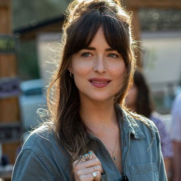 Los pendientes asequibles y con lista de espera de Dakota Johnson en la película 'Personal Assistant'