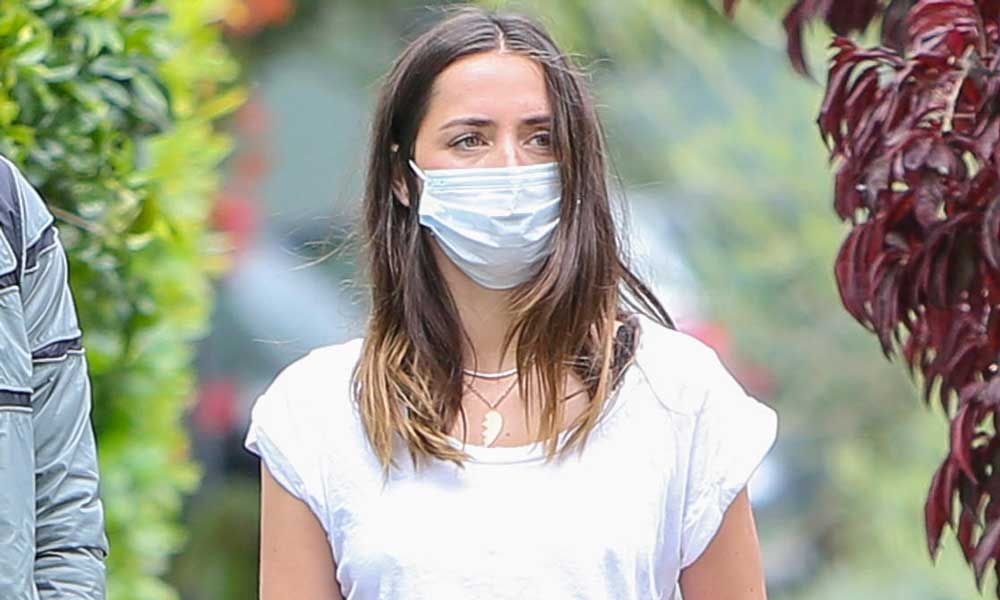 Camiseta blanca y pantalones chinos, el último acierto estilístico de Ana de Armas