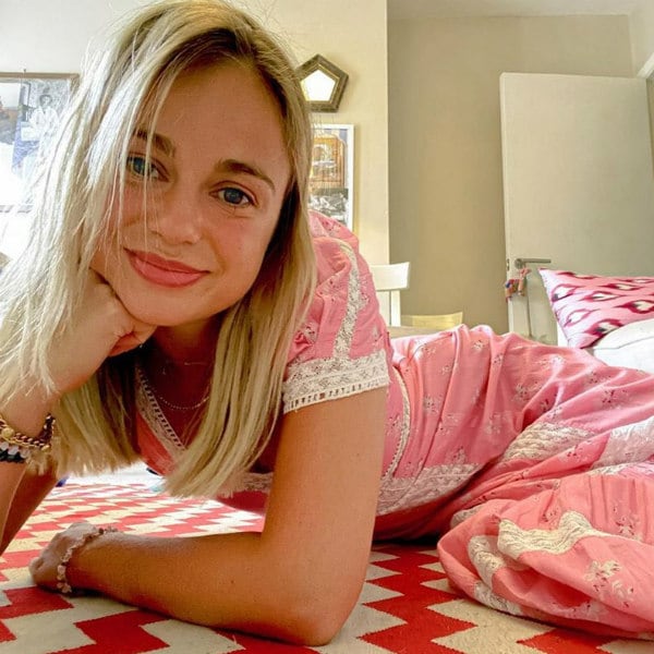 El 'shooting' casero de Amelia Windsor inspirará tu próximo look de invitada... ¡o de playa!